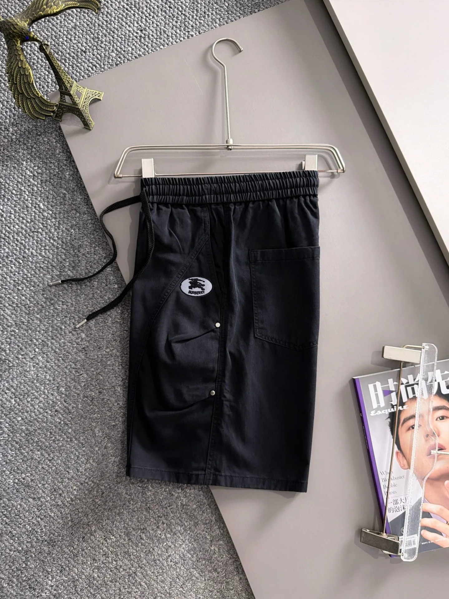 Burberry's 2026 spring and summer New Arrival elasticated casual shorts, made from counter-customized fabrics, Breathable, high comfort, impeccable details, brand element design concept, reflecting high quality. It feels delicate and soft! It presents a casual cut and the upper body shape is great! Sizes:S-2XL